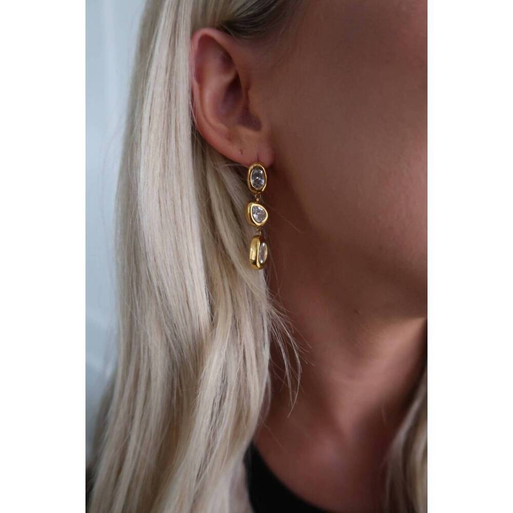 NEW CHANSUTTPEARLS chloe earrings in gold